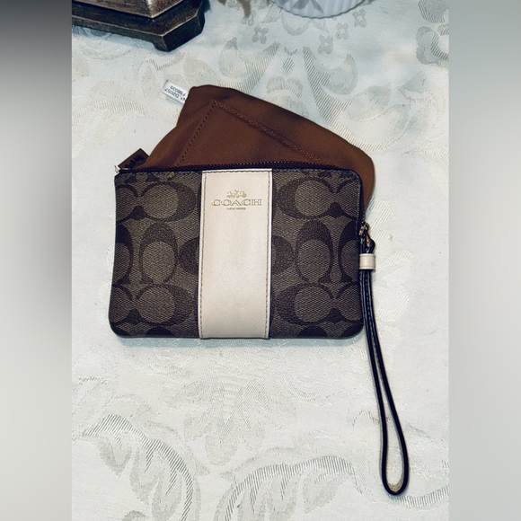 NWOT Coach Corner Zip Leather Wristlet with White Accent Stripe